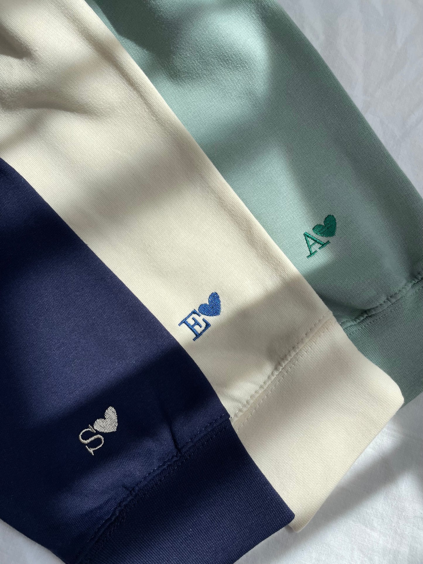 Hanorac brodat personalizat cu data si initiala