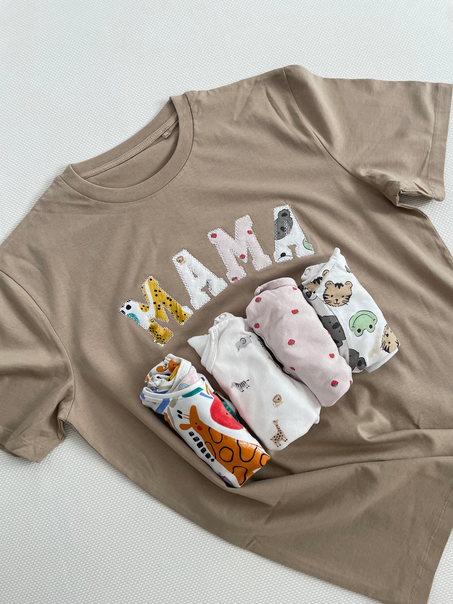 Tricou personalizat cu hăinuțe de la copii