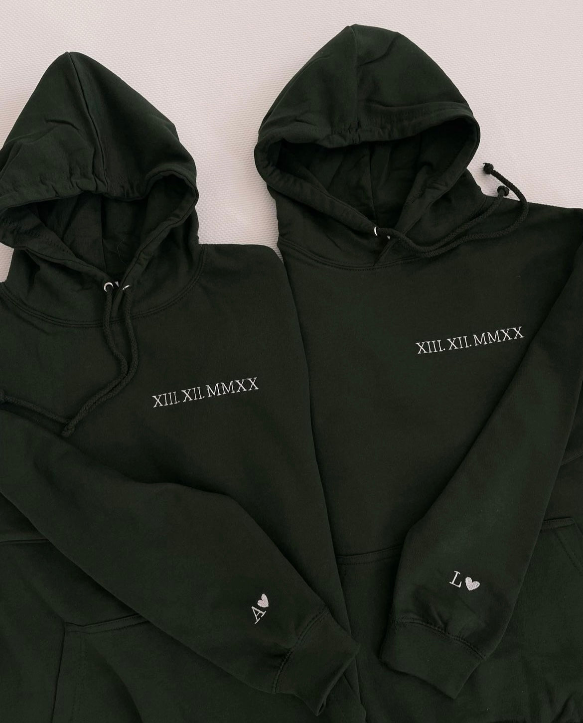 Hanorac brodat personalizat cu data si initiala