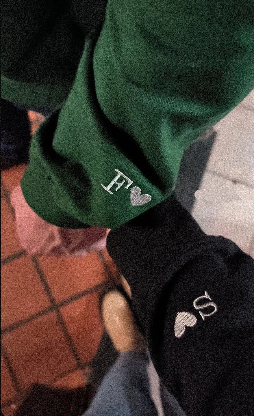 Hanorac brodat personalizat cu data si initiala