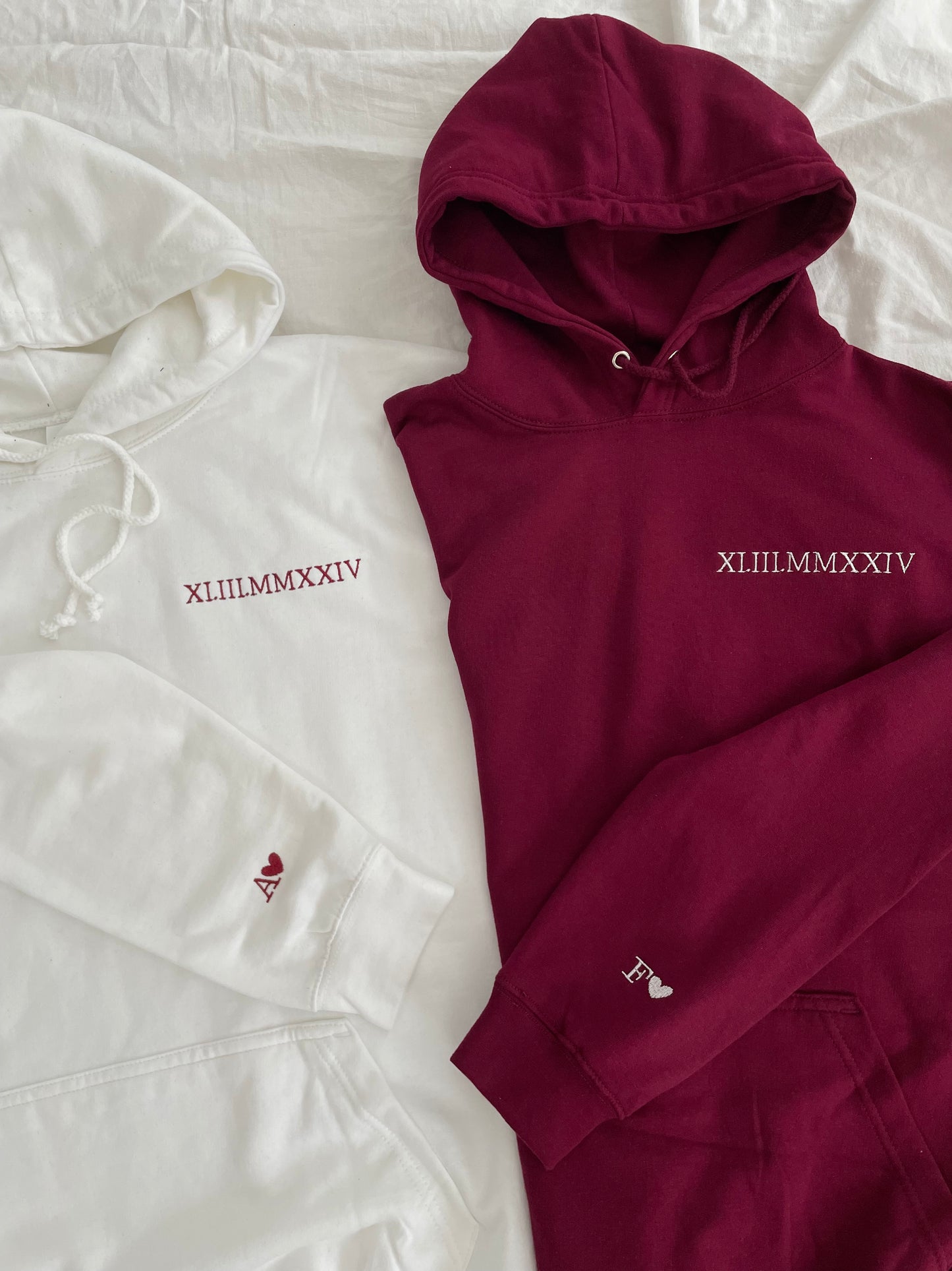 Hanorac brodat personalizat cu data si initiala